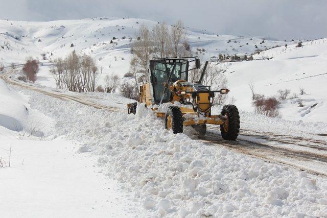 Erzincan’da kar ve tipiden 102 köy yolu ulaşıma kapandı