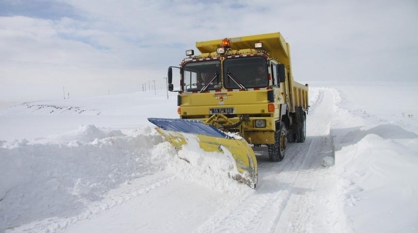 Erzincan&rsquo;da kar ve tipiden 102 k&ouml;y yolu ulaşıma kapandı
