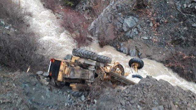 Uçurumdan dereye düşen greyderden canını son anda kurtardı