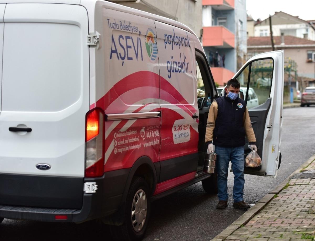 Tuzla&rsquo;da her g&uuml;n ihtiya&ccedil; sahibi 2 bin kişiye sıcak yemek