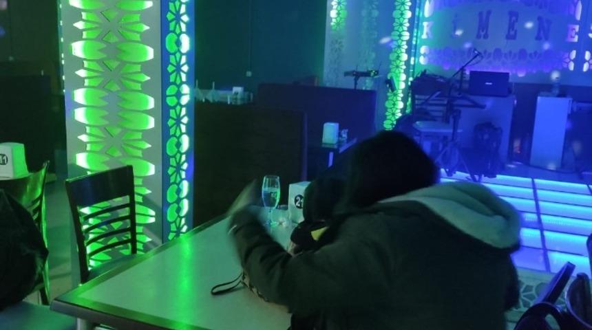 Konya’da şoke eden görüntü! Mührü bozup eğlenenler polise yakalandı