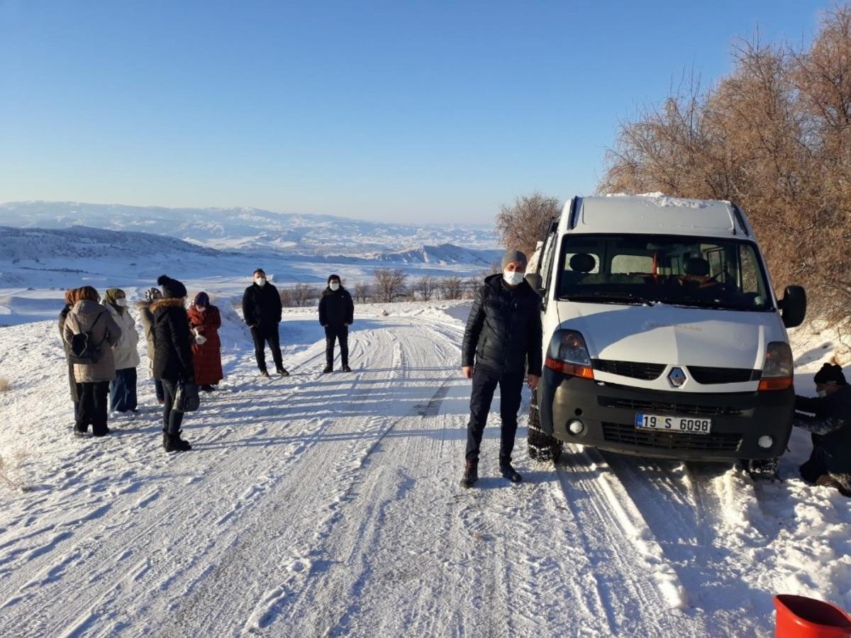 &Ouml;ğretmenler kar nedeniyle yolda kaldı
