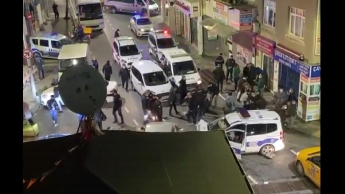 &Uuml;mraniye&rsquo;de kısıtlamayı deldiler, polisten ka&ccedil;ıp 2 polis memurunu yaraladılar