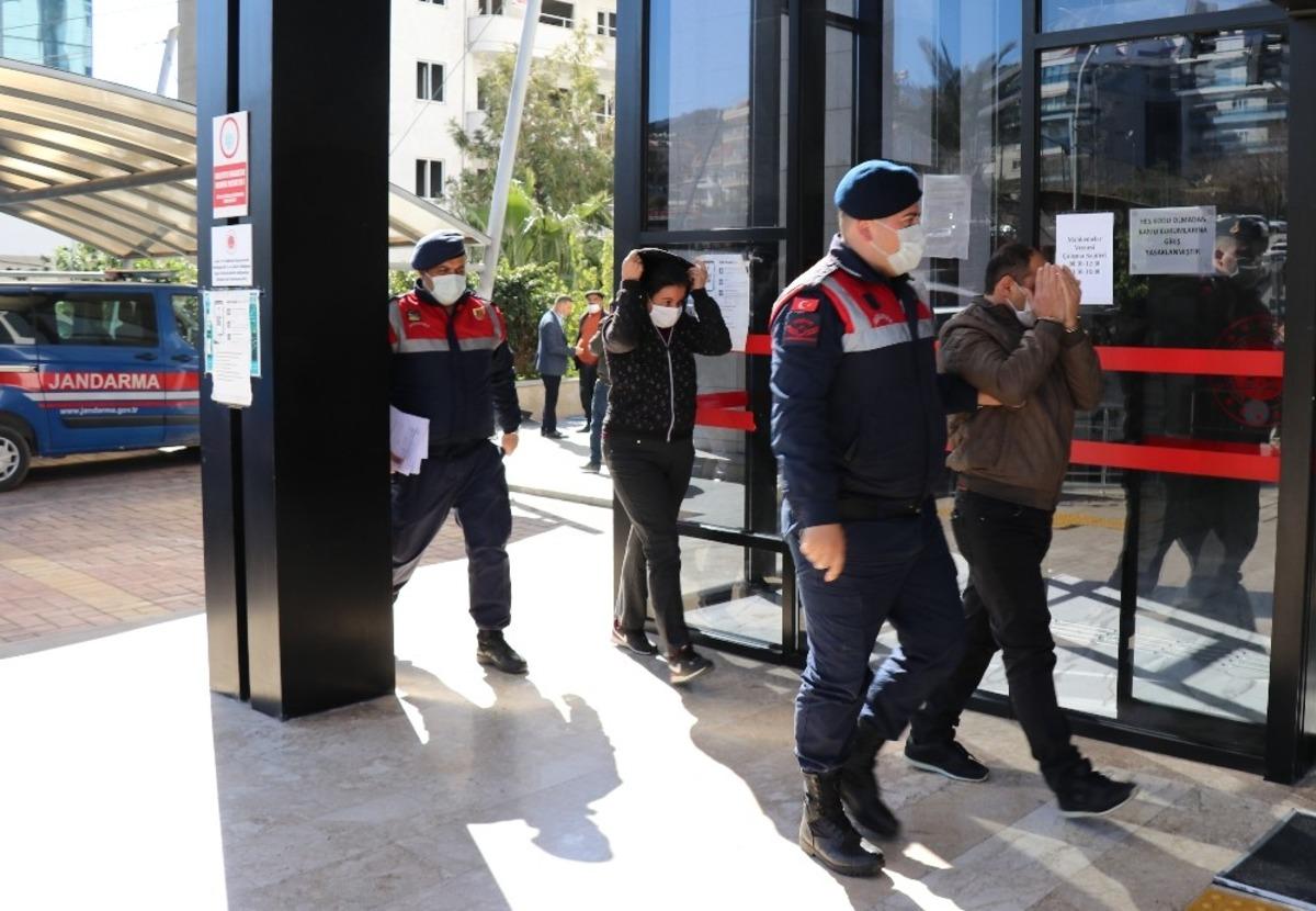 Karı-koca alışveriş yapıyor gibi hırsızlık yaptı, kutuya doldurup ka&ccedil;arken yakalandı