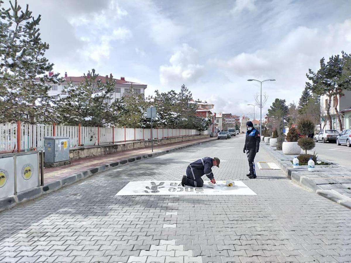 Trafikte &lsquo;yaya &ouml;nceliği&rsquo; i&ccedil;in &ccedil;izgiler &ccedil;izildi