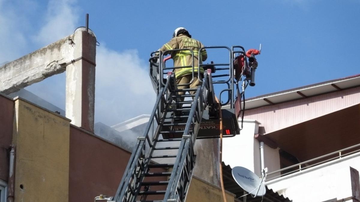 Burhaniye&rsquo;de apartmanın terasında &ccedil;ıkan yangın korkuttu