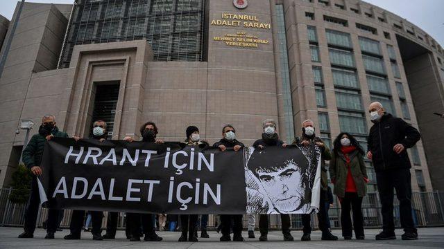 Duruşma öncesi Hrant'ın Arkadaşları İnsiyatifi İstanbul Adalet Sarayı önünde basın açıklaması yaptı