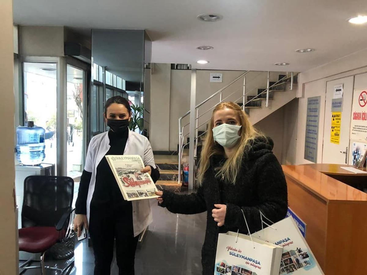 G&ouml;n&uuml;l El&ccedil;ileri esnafa salgınla ilgili afiş dağıtıyor