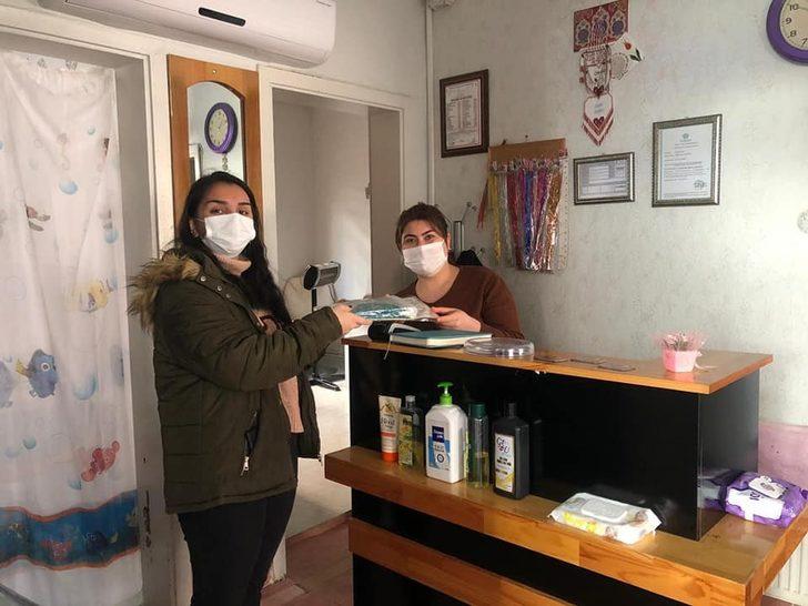 Gönül Elçileri esnafa salgınla ilgili afiş dağıtıyor G2