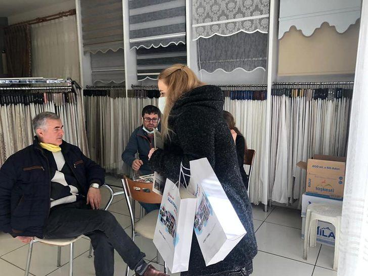 Gönül Elçileri esnafa salgınla ilgili afiş dağıtıyor G3