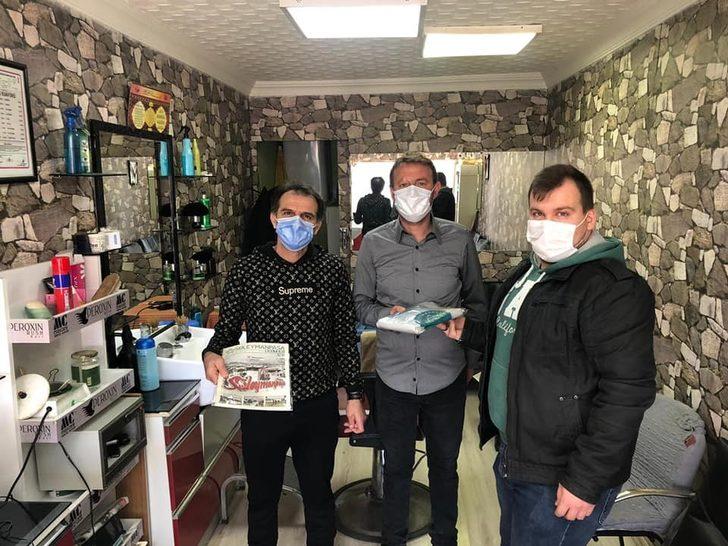 Gönül Elçileri esnafa salgınla ilgili afiş dağıtıyor G4