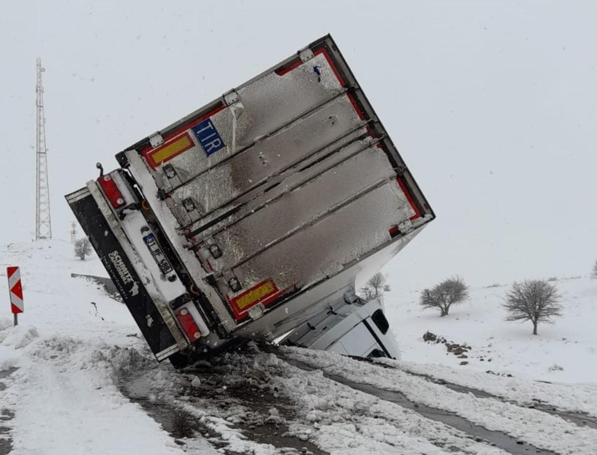 Bing&ouml;l&rsquo;de tır kaydı, dorsesi devrilmeye ramak kala durdu