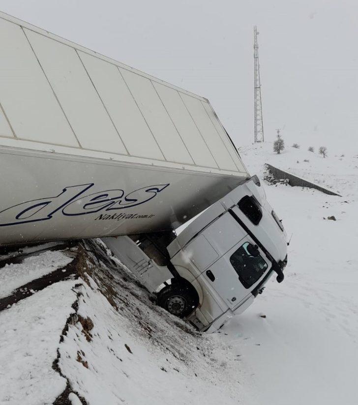 Bingöl’de tır kaydı, dorsesi devrilmeye ramak kala durdu G3