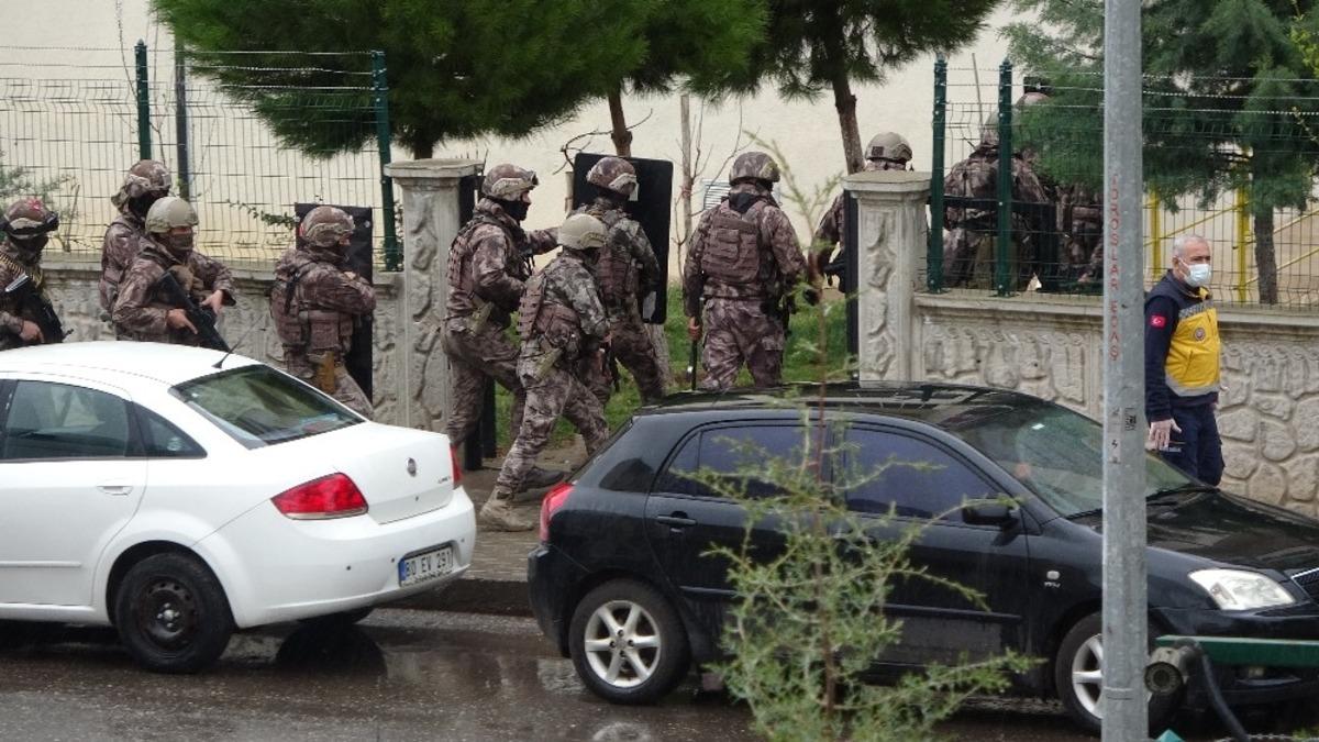 Diyarbakır&rsquo;da rehine krizi: Rehin aldığı 3 kişiyi silahla vurarak yaraladı, operasyonla kıskıvrak yakalandı