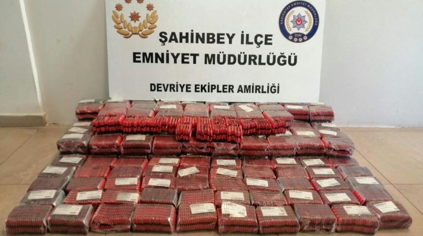 Durdurulan ara&ccedil;tan 38 bin adet bandrols&uuml;z ila&ccedil; yakalandı