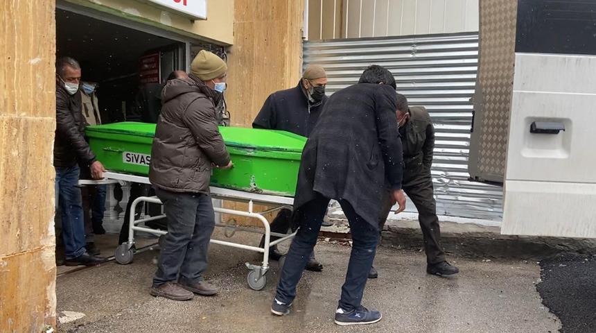 Sivas'ta dehşet! Babasını boğazından bıçaklayıp öldürdü