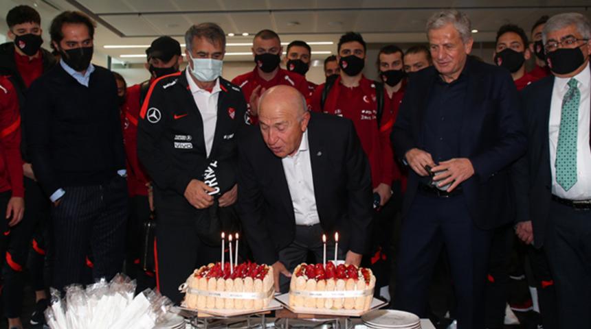 Nihat Özdemir'e doğum günü sürprizi