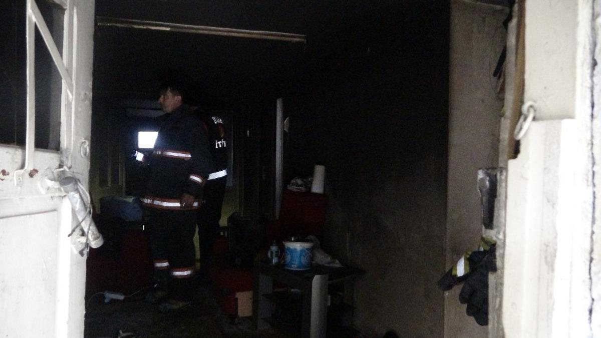 Yangında 2 k&uuml;&ccedil;&uuml;k &ccedil;ocuk dumandan zehirlendi