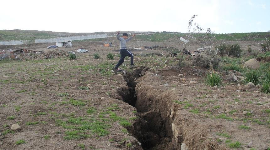 İzmir’deki korkutan çatlaklara ilişkin büyükşehirden açıklama