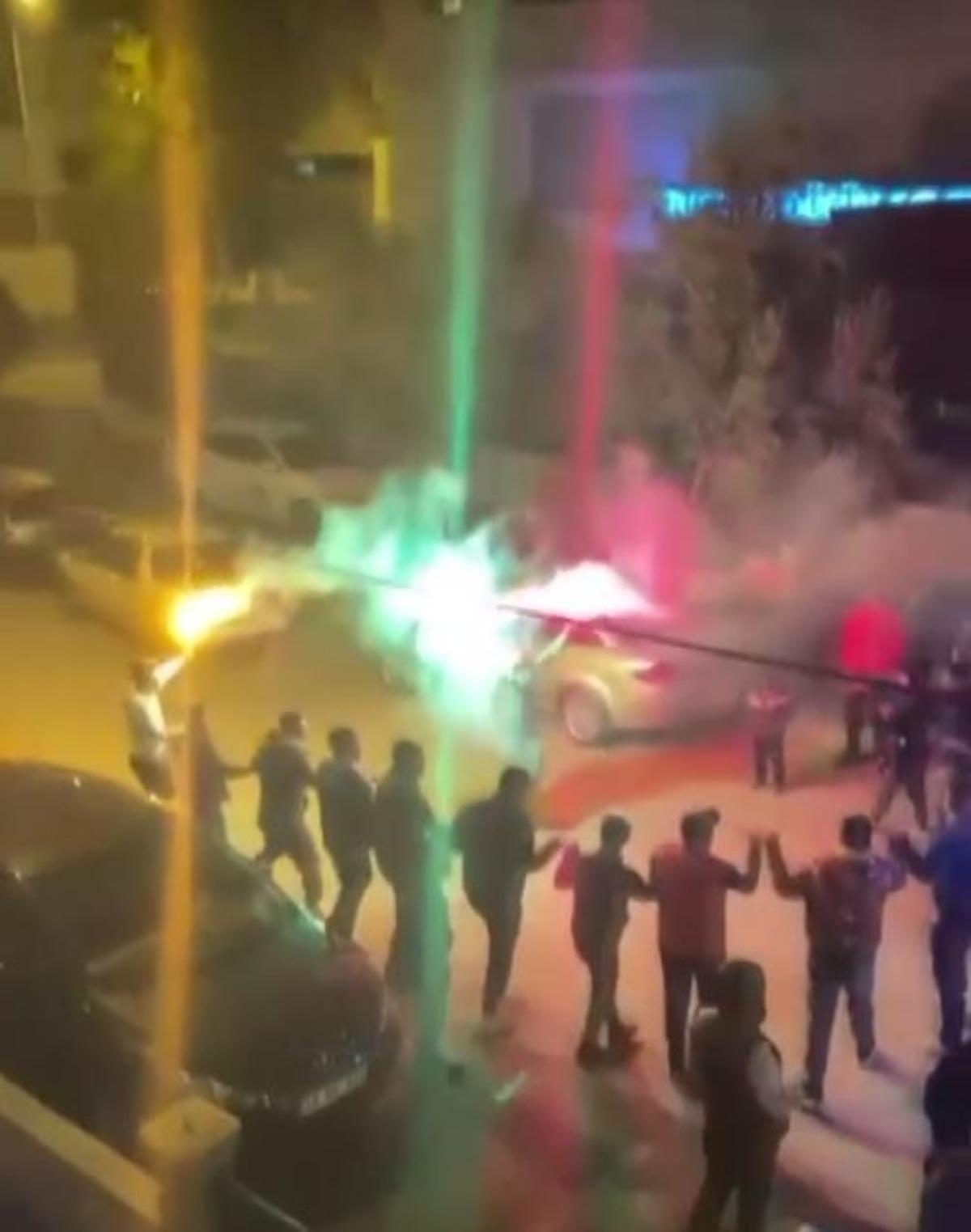 Antalya&rsquo;da el ele tutuşan gen&ccedil;lerden meşale eşliğinde korona halayı