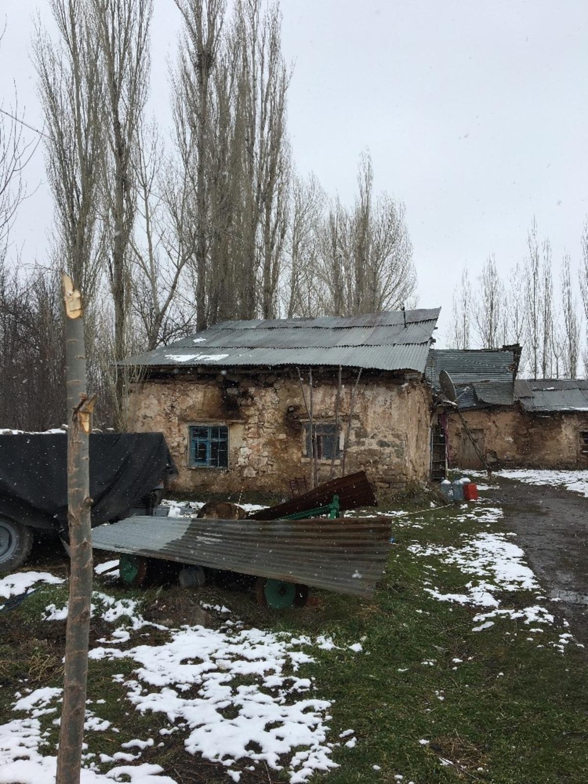 &Ouml;z babasını boğazını keserek &ouml;ld&uuml;rd&uuml;