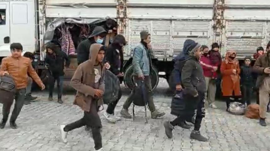 Kamyon kasasında 112 d&uuml;zensiz g&ouml;&ccedil;men yakalandı