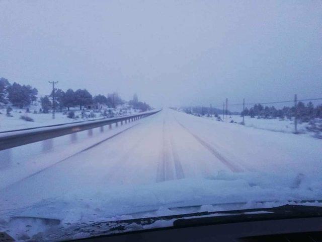 Karaman-Mut yolunda tipi ve buzlanma ulaşımı aksatıyor