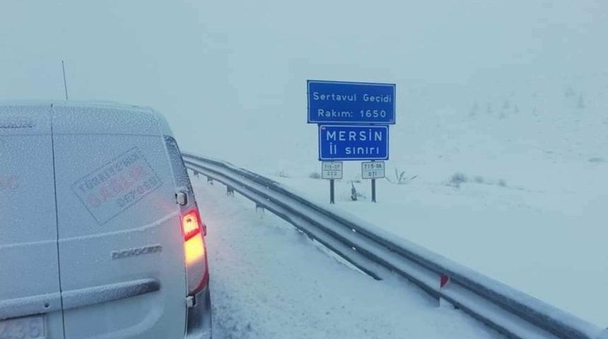 Karaman-Mut yolunda tipi ve buzlanma ulaşımı aksatıyor