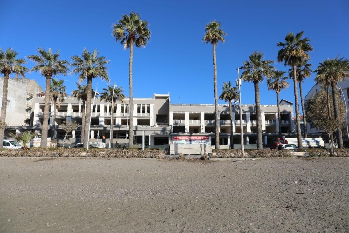 Marmaris&rsquo;te belediye binasının yıkımı başladı