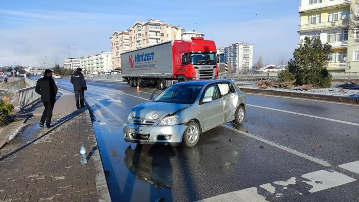 Otomobil bariyerlere &ccedil;arptı: 2 yaralı