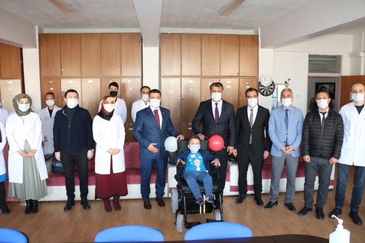 &Ouml;ğretmenlerden bedensel engelli &ouml;ğrenciye tekerlekli sandalye