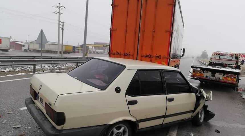 &Ccedil;orum&rsquo;da &ccedil;ocuğunu askere g&ouml;t&uuml;ren baba kaza yaptı, 2 yaralı