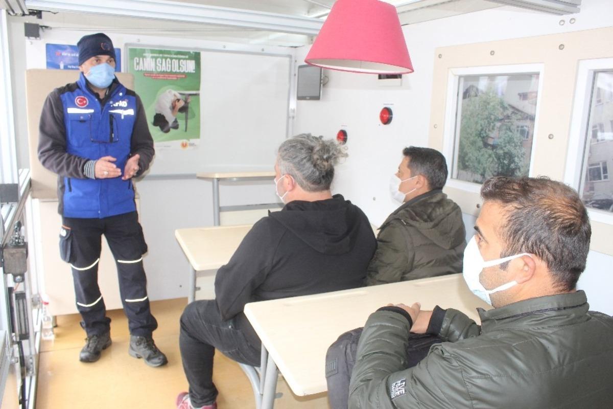 Deprem Tırında gazetecilere eğitim verildi