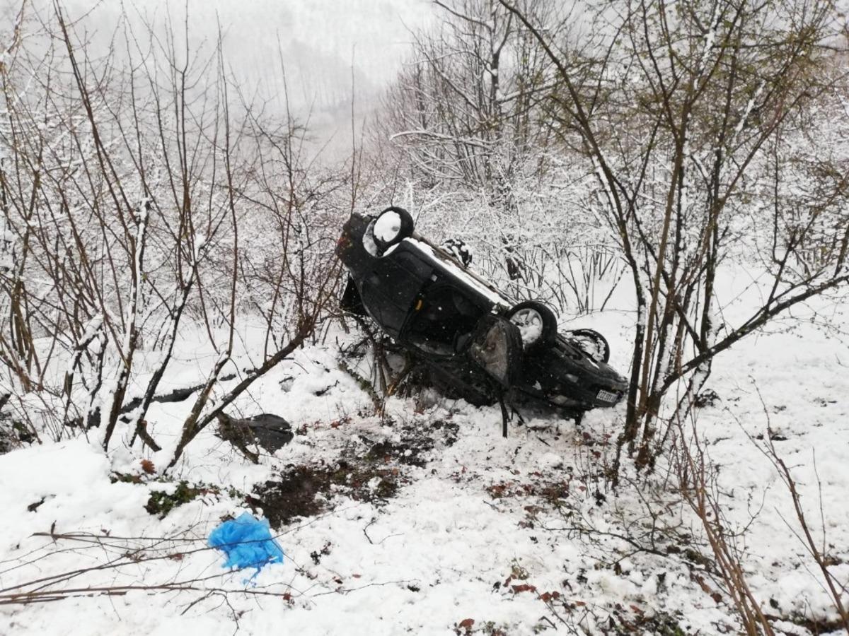 Otomobil u&ccedil;uruma u&ccedil;tu, yaralı halatlarla kurtarıldı