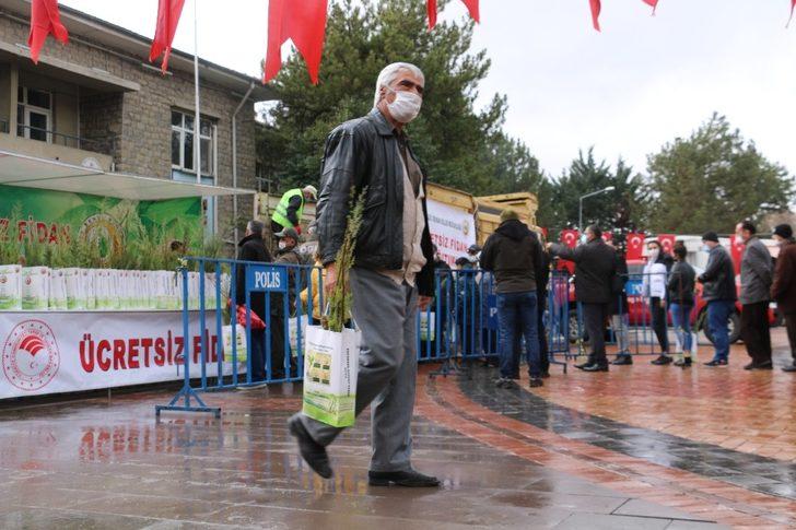 Elazığ’da vatandaşlara 5 bin adet ücretsiz fidan dağıtıldı G1