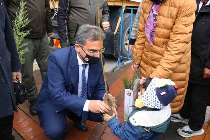 Elazığ’da vatandaşlara 5 bin adet ücretsiz fidan dağıtıldı G5