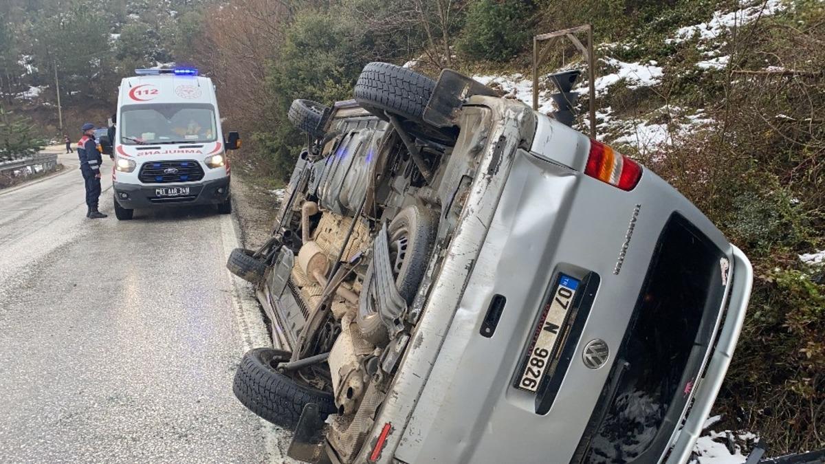 Kaygan yolda minib&uuml;s devrildi: 2 yaralı