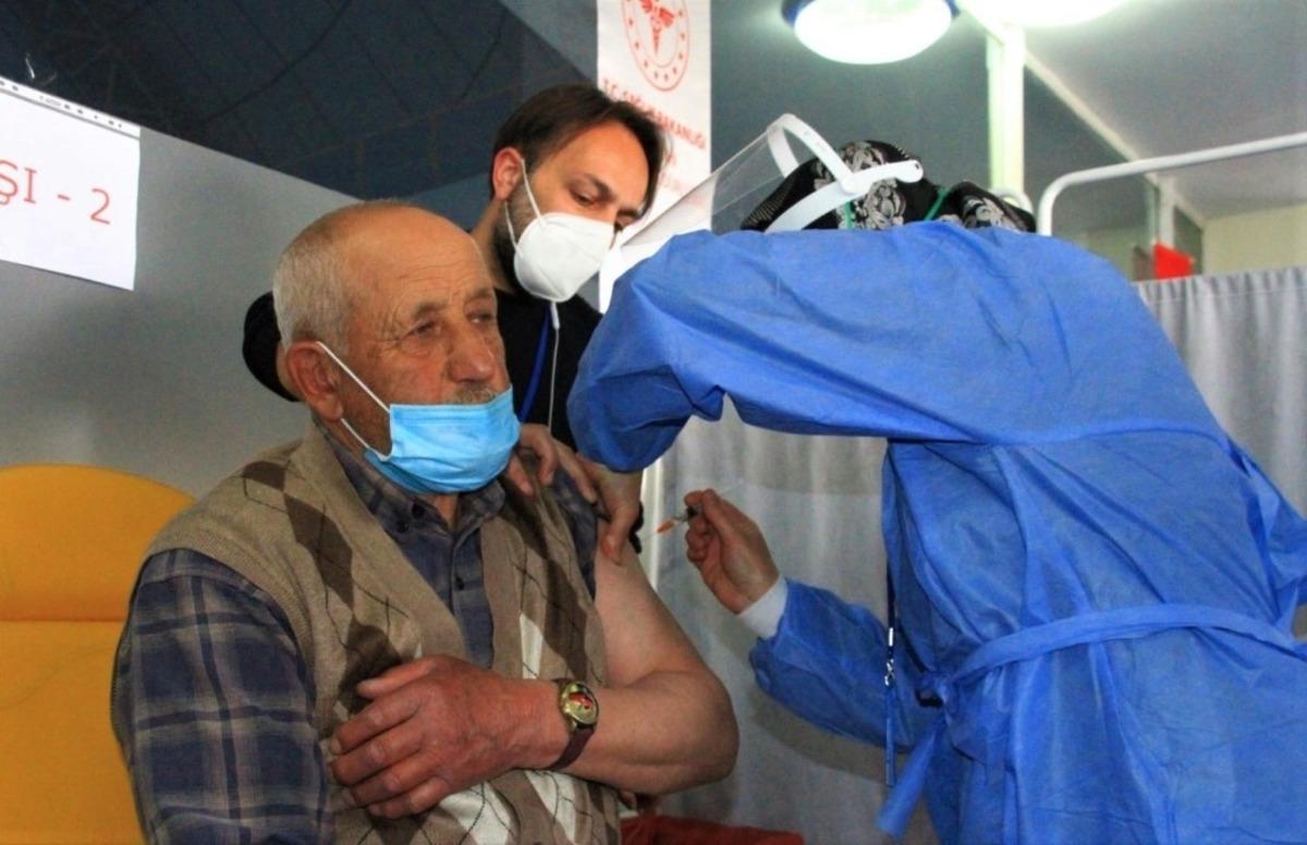 Erzincan&rsquo;da cuma namazı &ouml;ncesi cemaate covid-19 tedbirleri anlatıldı