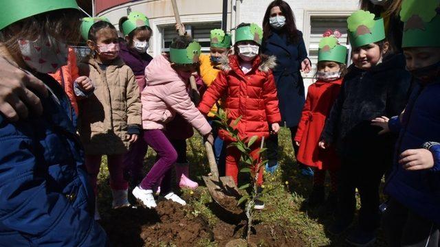 Minik eller fidanları toprakla buluşturdu