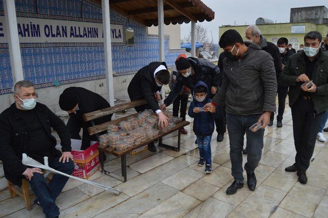 Besni’de Muhsin Yazıcıoğlu anısına tatlı dağıtıldı