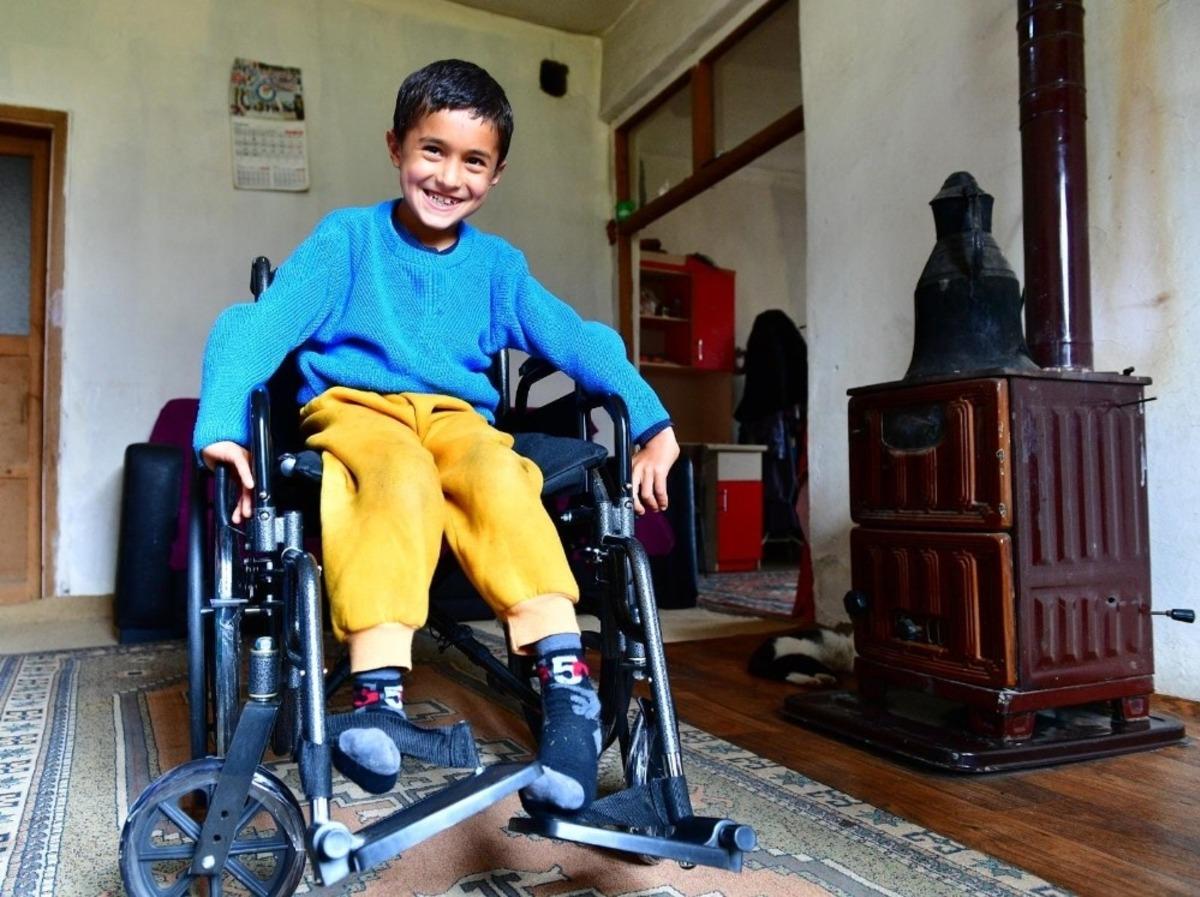 Yeşilyurt&rsquo;ta engelli &ccedil;ocuğa engelli ara&ccedil; hediyesi