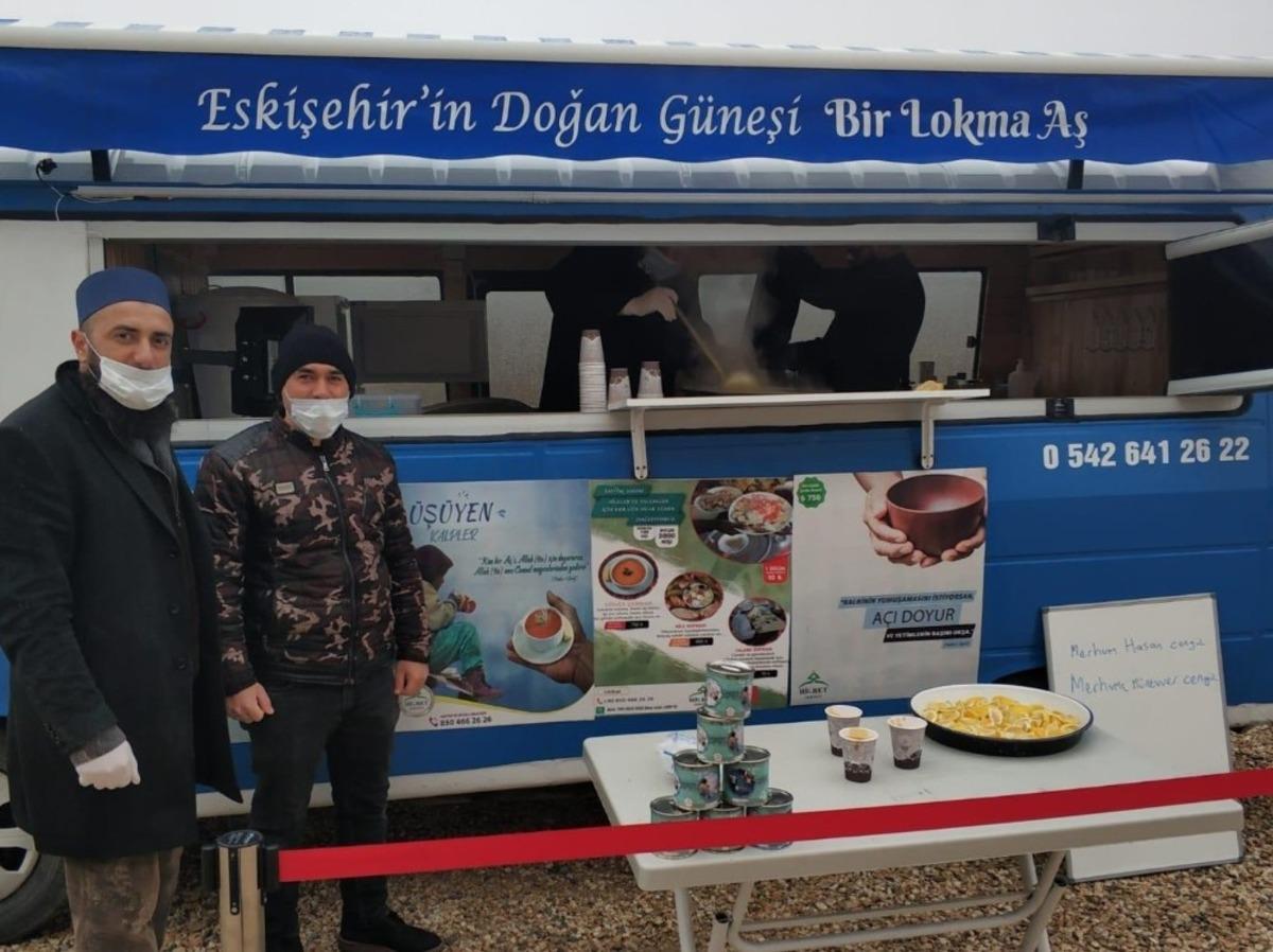 &lsquo;Eskişehir&rsquo;in doğan g&uuml;neşi Bir Lokma Aş&rsquo; sloganıyla vatandaşlara &ccedil;orba ikramı yapıyorlar