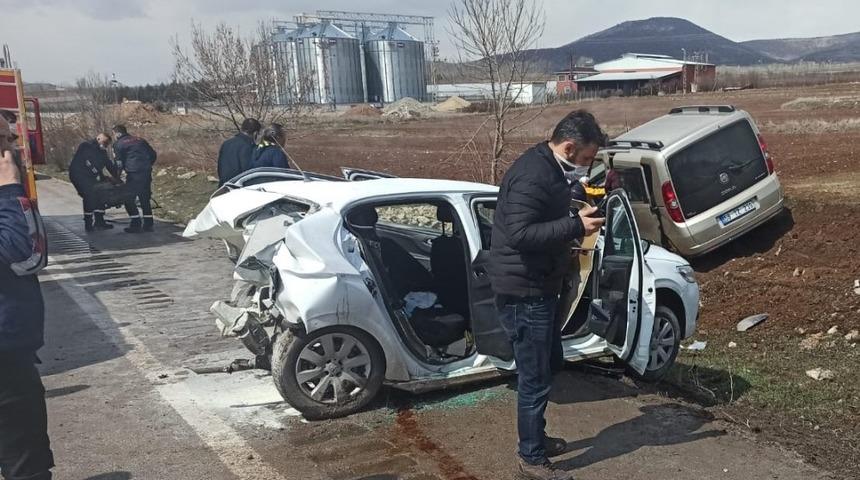 Amasya&rsquo;da iki ara&ccedil; &ccedil;arpıştı: 8 yaralı