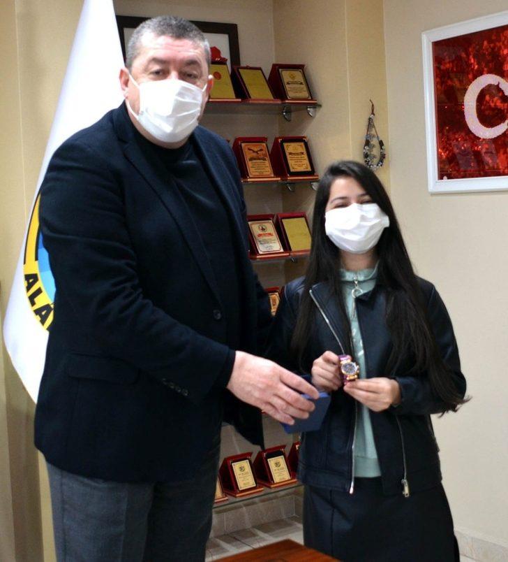 Türkiye birincisi Cemre Su, Başkan Tekin’i ziyaret etti G3