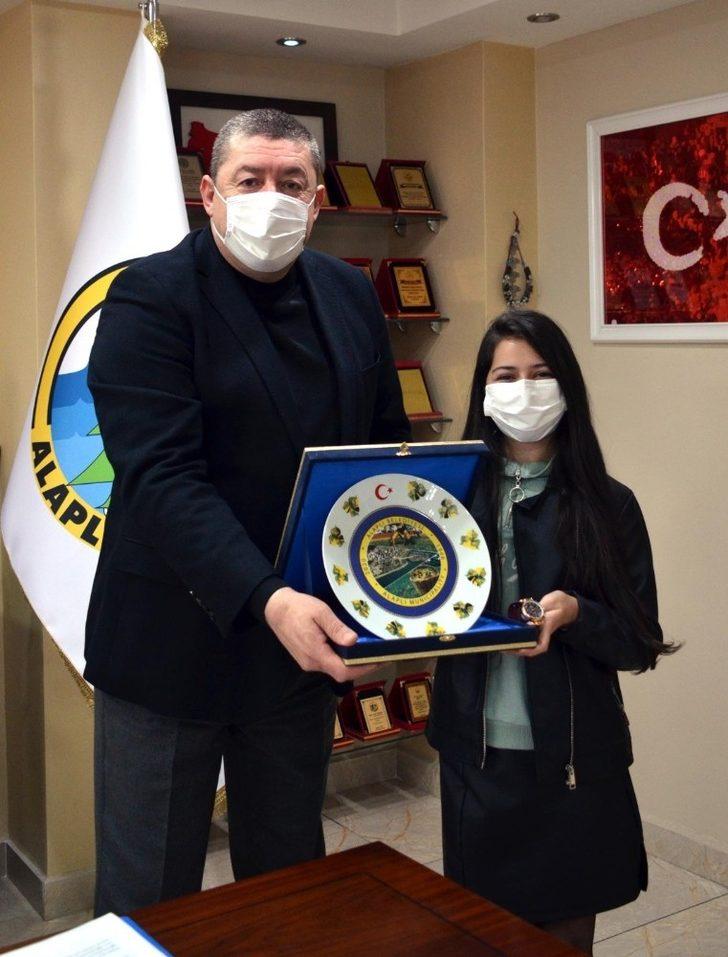 Türkiye birincisi Cemre Su, Başkan Tekin’i ziyaret etti G4