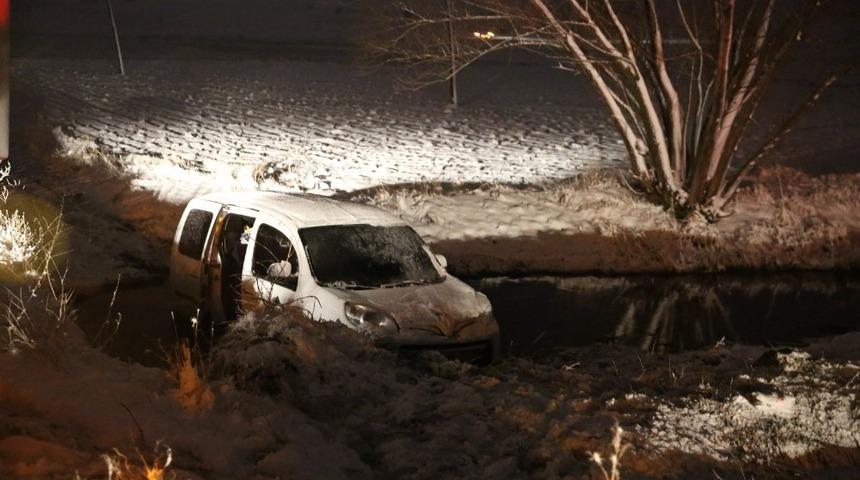 Kar nedeniyle kayan kamyonet su kanalına düştü