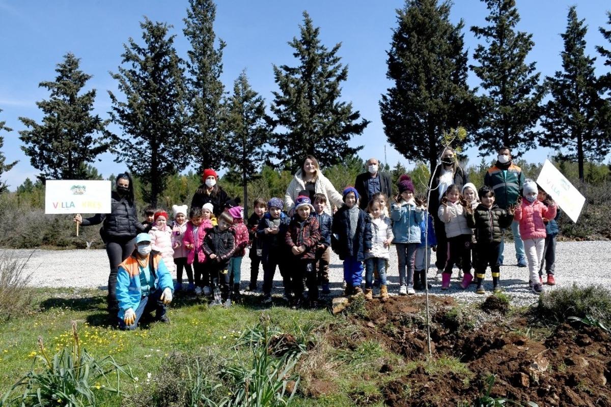 Minik eller fidanları toprakla buluşturdu