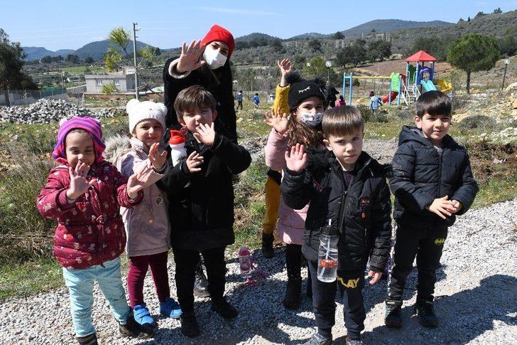 Minik eller fidanları toprakla buluşturdu G5