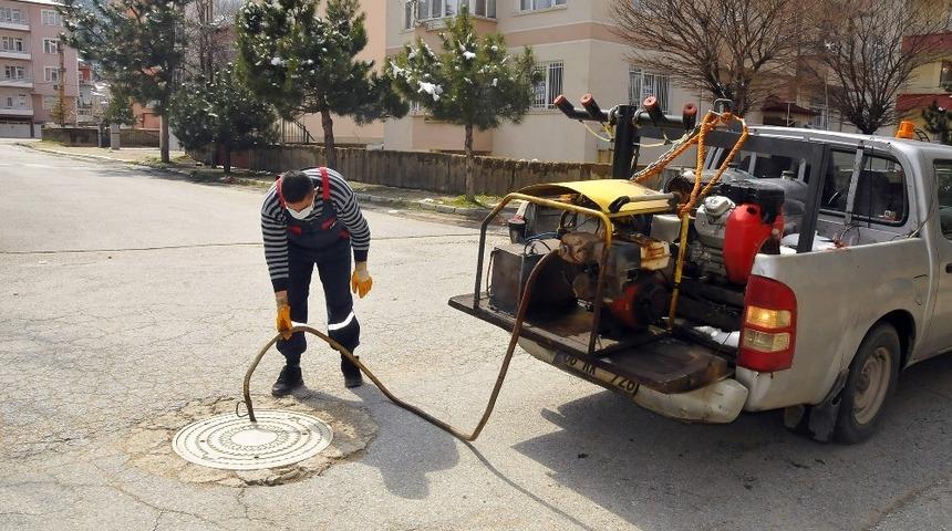 Akşehir Belediyesi sivrisineklere karşı kanal sisleme çalışmalarını sürdürüyor