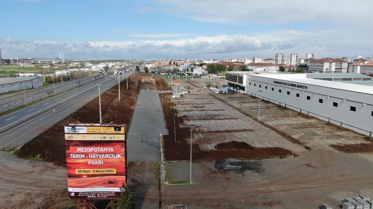 Diyarbakır&rsquo;da fuar alanındaki peyzaj &ccedil;alışmalarını s&uuml;r&uuml;yor